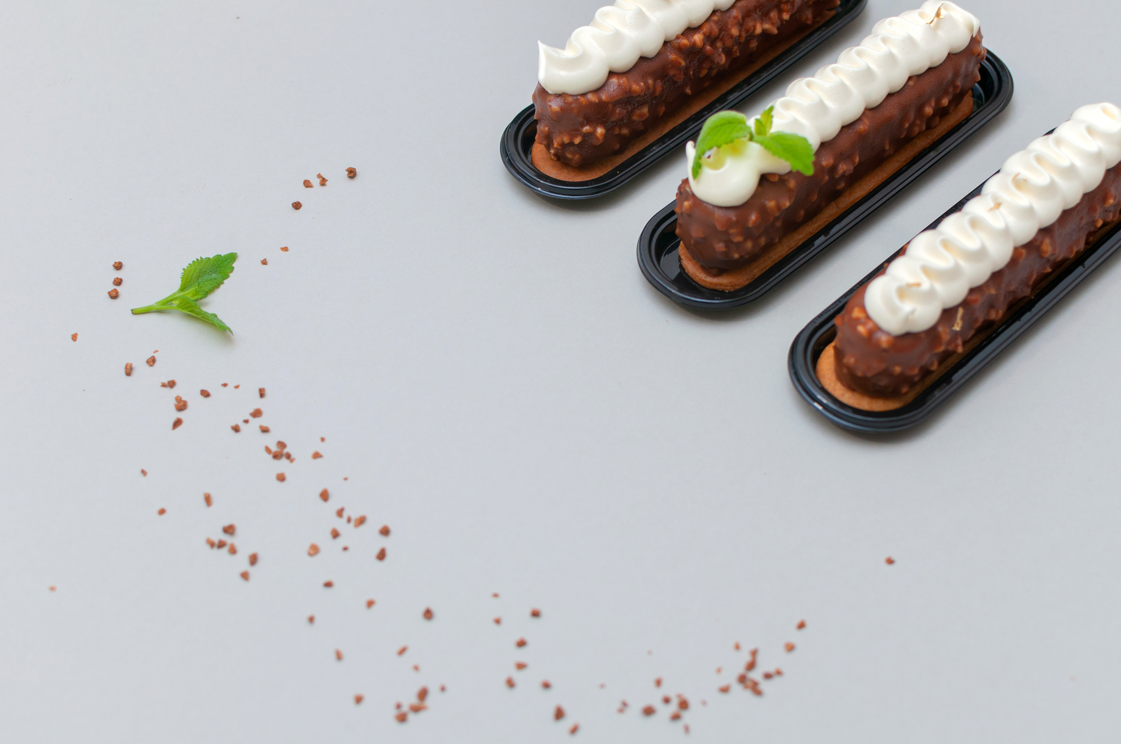 cutting mousse eclair